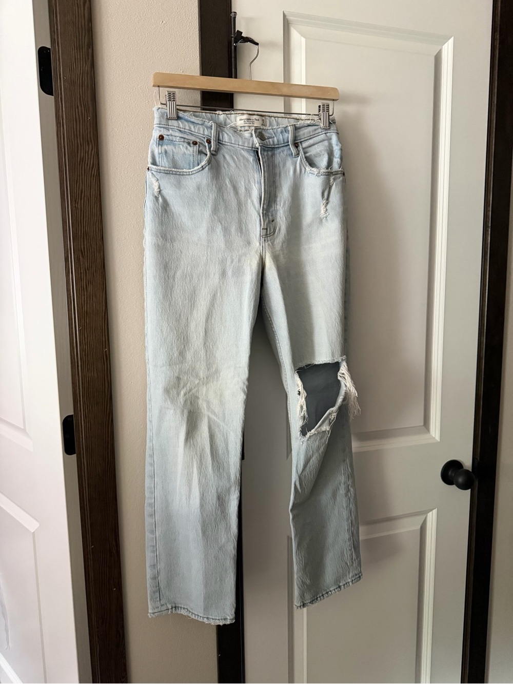 Abercrombie & Fitch
The 90- Straight ultra High Rise